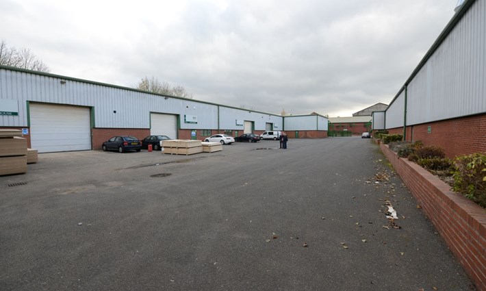 Oak House Middle Yard.JPG.jpg