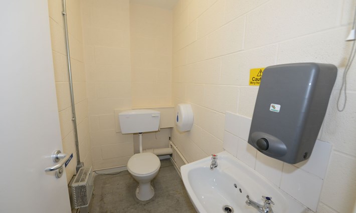Birch Park Unit C Internal - Gents toilet.JPG.jpg